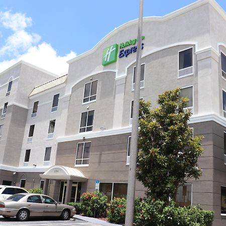 Holiday Inn Express Hotel & Suites Clearwater Us 19 North By Ihg Extérieur photo